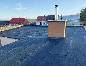 Zateplení stropu rodinného domu pomocí foukané izolace